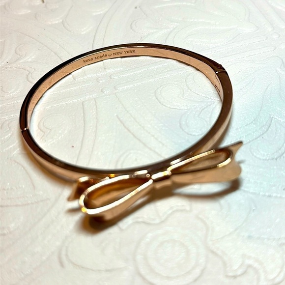 Sold🛍️Kate Spade Love Notes Bangle - Rose Gold Hinged Bangle 1996 Y - Picture 1 of 12
